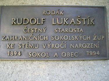 Pamětní deska Rudolfu Lukaštíkovi v Beňově