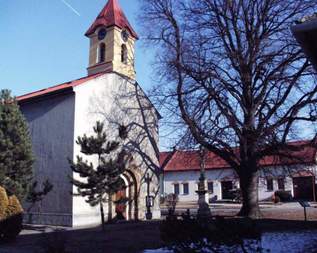 Kostel, v pozadí obecní úřad